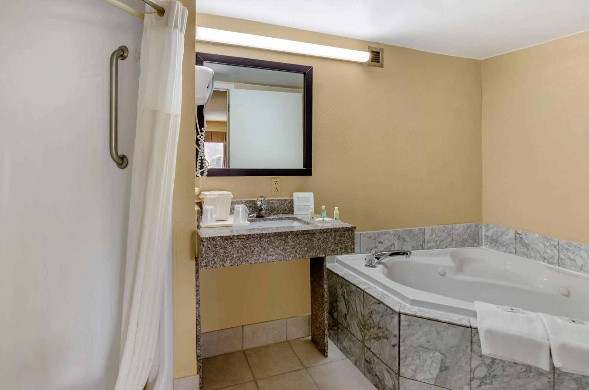 Quality Inn Hillsville Esterno foto